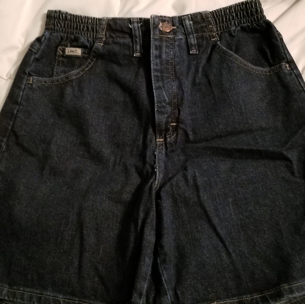 LIKE NEW, NEVER WORN LEE JEAN SHORTS